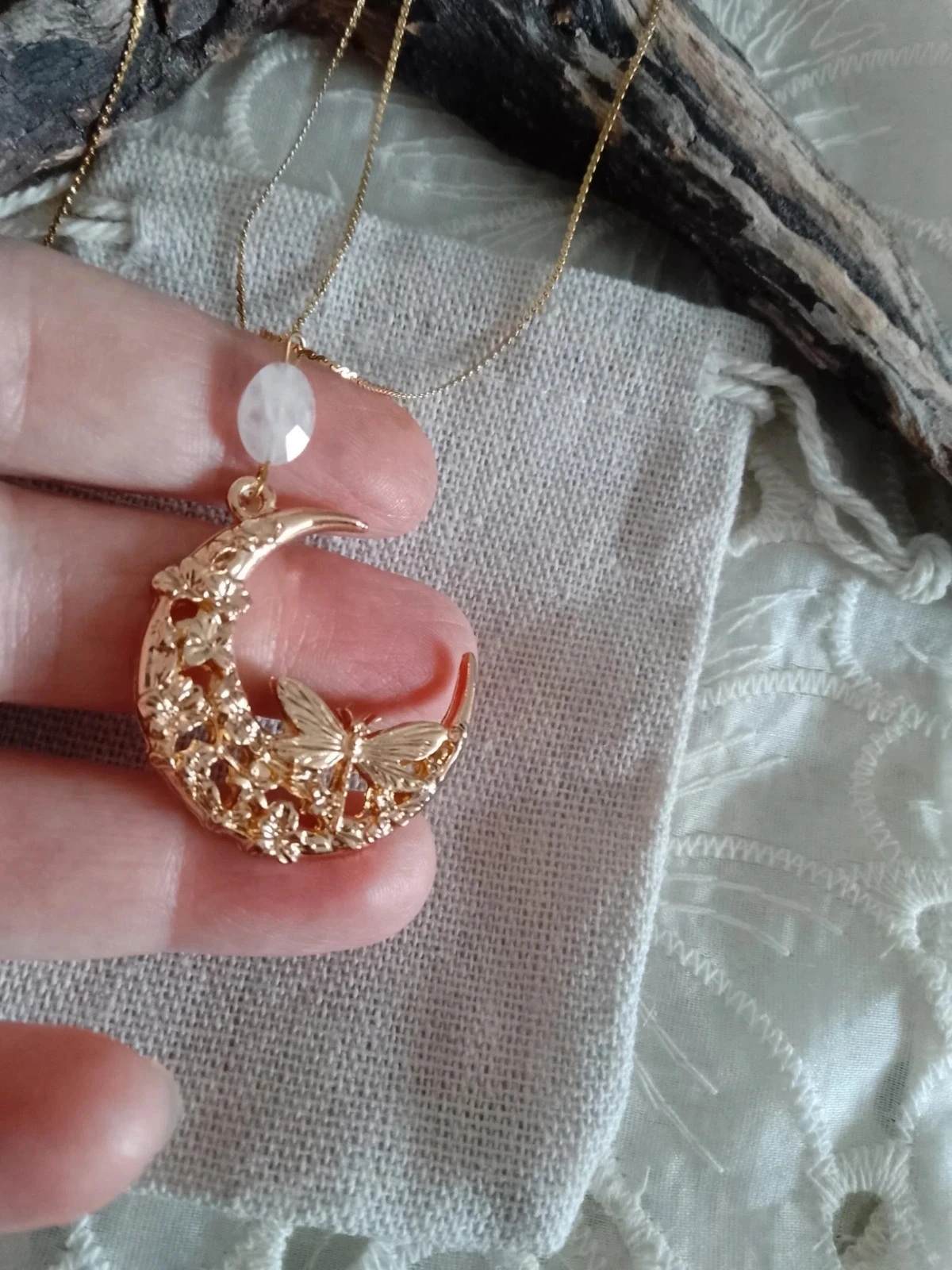 Collier lune papillon et pierre de cristal de roche – photo 2
